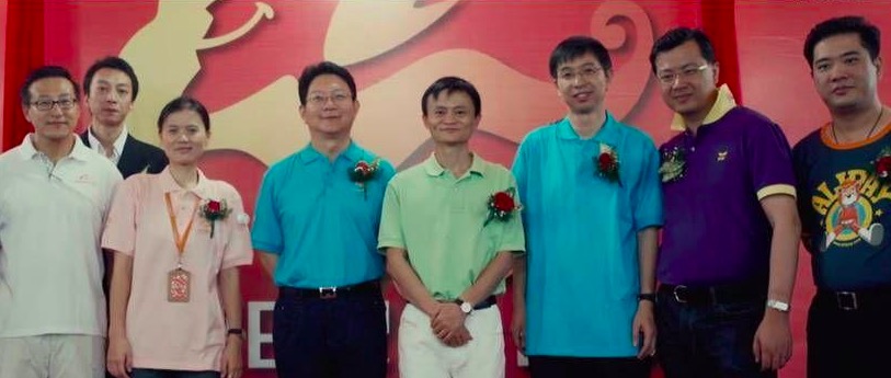张建锋称，12 年前，阿里巴巴在国内率先投入探索云计算，自主研发的飞天操作系统打破了国外在云计算底层技术上的垄断局面，成为全球三朵云（阿里云，微软云，亚马逊云）之一